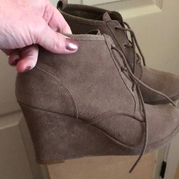 Tan booties size 7 - Picture 2 of 4